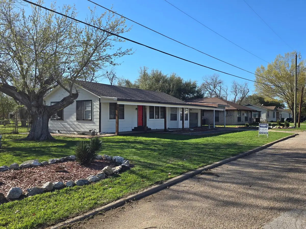 305 N 5th St, Thorndale, TX 76577 - #1