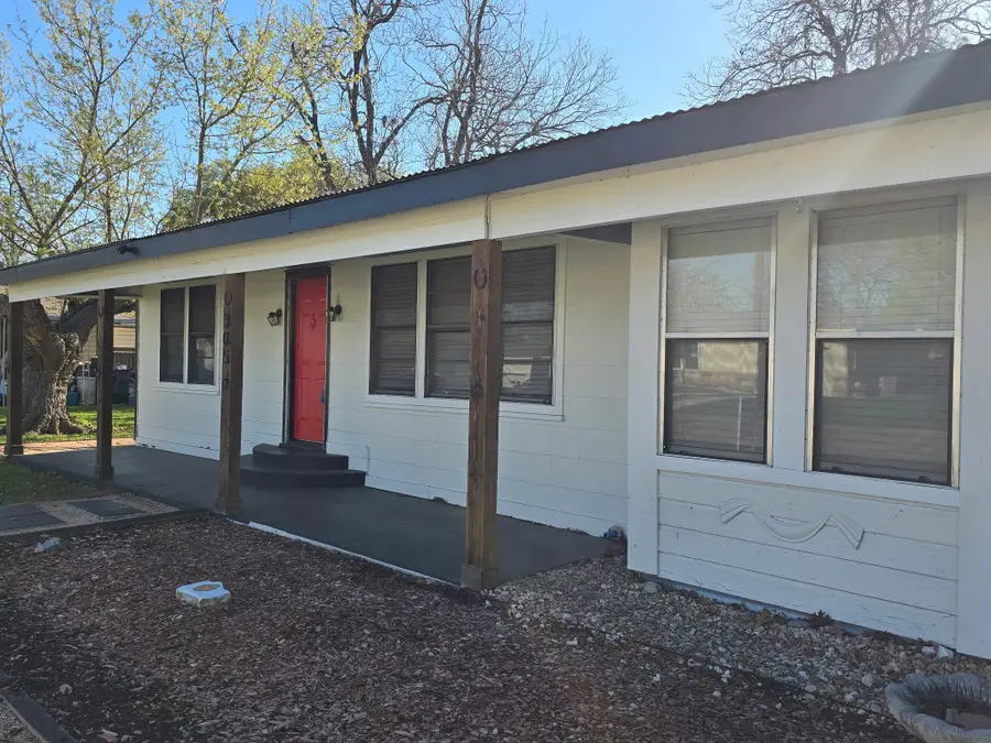 305 N 5th St, Thorndale, TX 76577 - #2