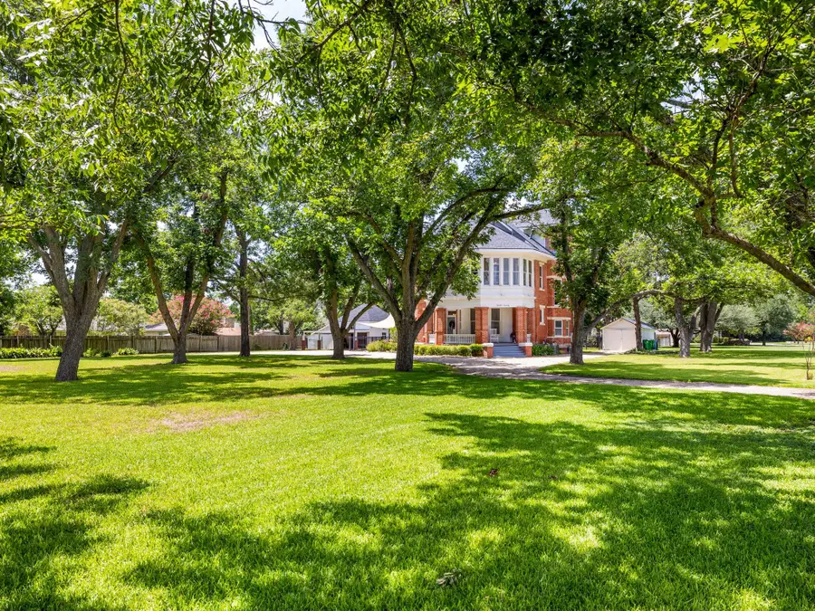 1220 W Lake Dr, Taylor, TX 76574 - #2