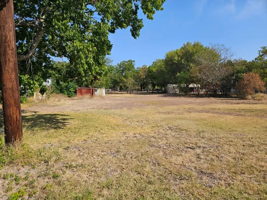 321 W Olive St, Lockhart, TX 78644 - Image #2