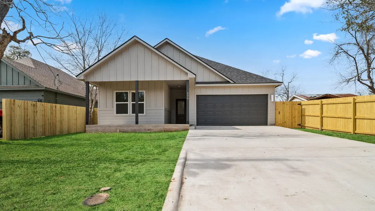 429 S Williamson St, Giddings, TX 78942 - #1