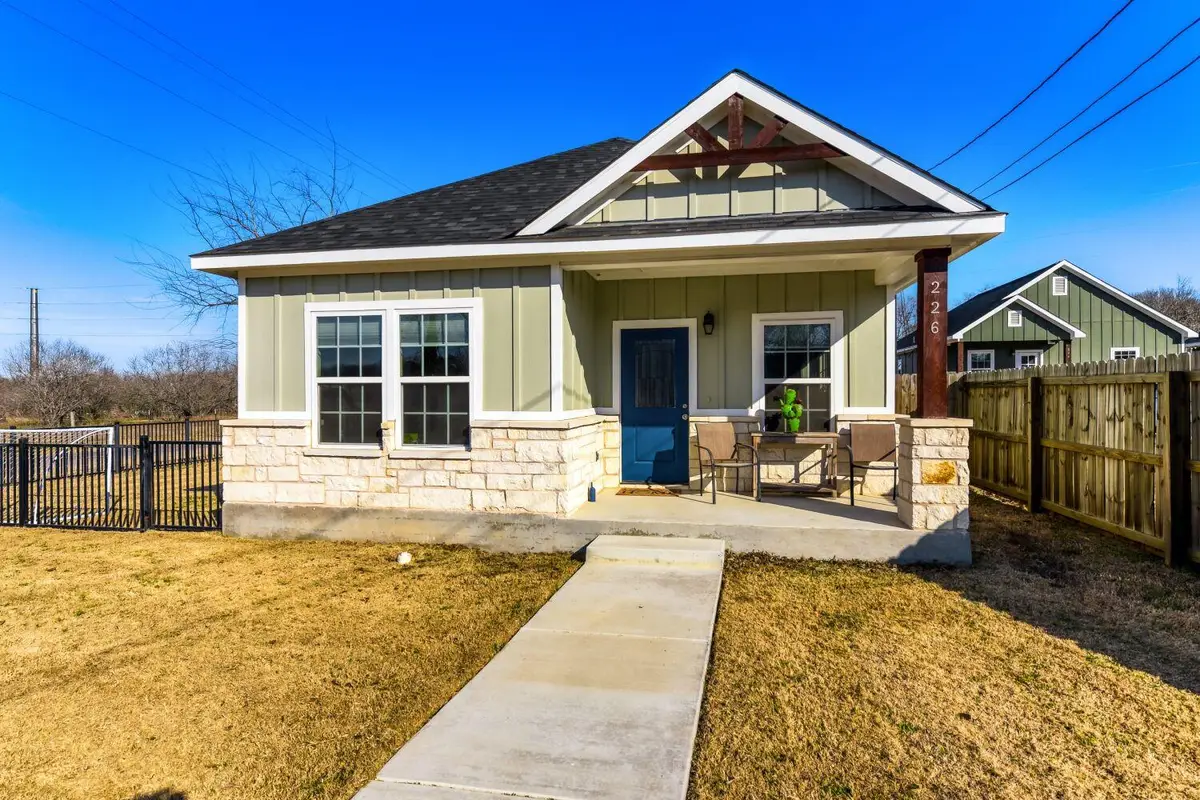 226 Spruce Ave, Luling, TX 78648 - #1