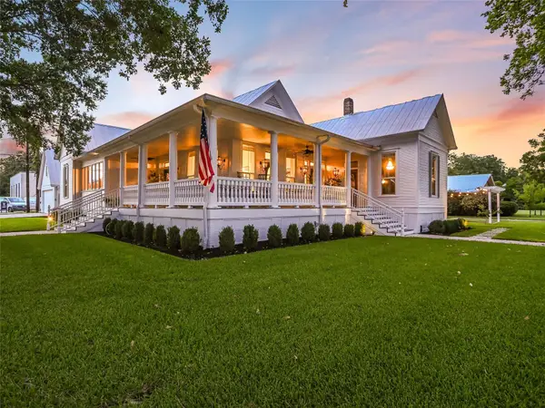107 NE 4th St, Smithville, TX 78957