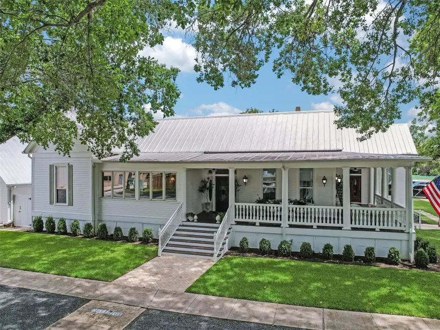 107 NE 4th St, Smithville, TX 78957 - #2