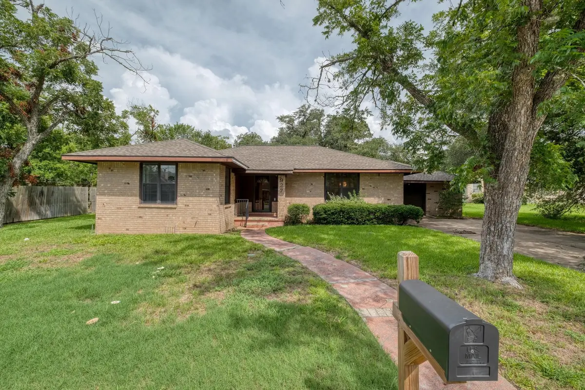 927 E Walnut St, La Grange, TX 78945 - Image #1