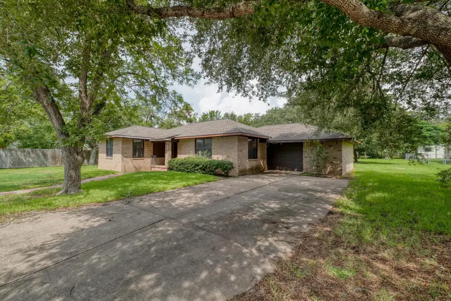 927 E Walnut St, La Grange, TX 78945 - Image #2