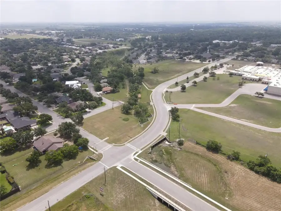 3949 Pinehurst Dr, Taylor, TX 76574 - Image #2