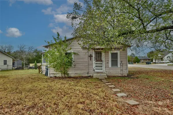 207 S Waco St, Giddings, TX 78942