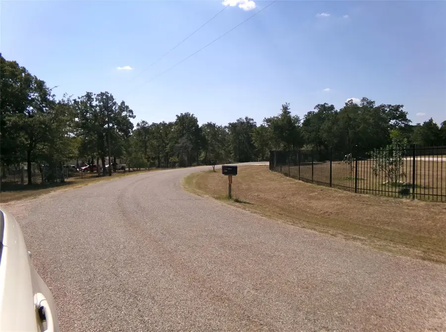 386 Hidden Oaks Dr, Elgin, TX 78621 - Image #3