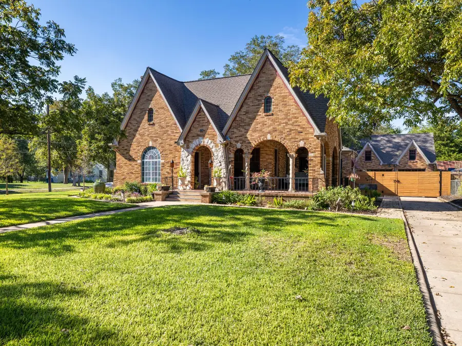 710 W 11th St, Taylor, TX 76574 - #3