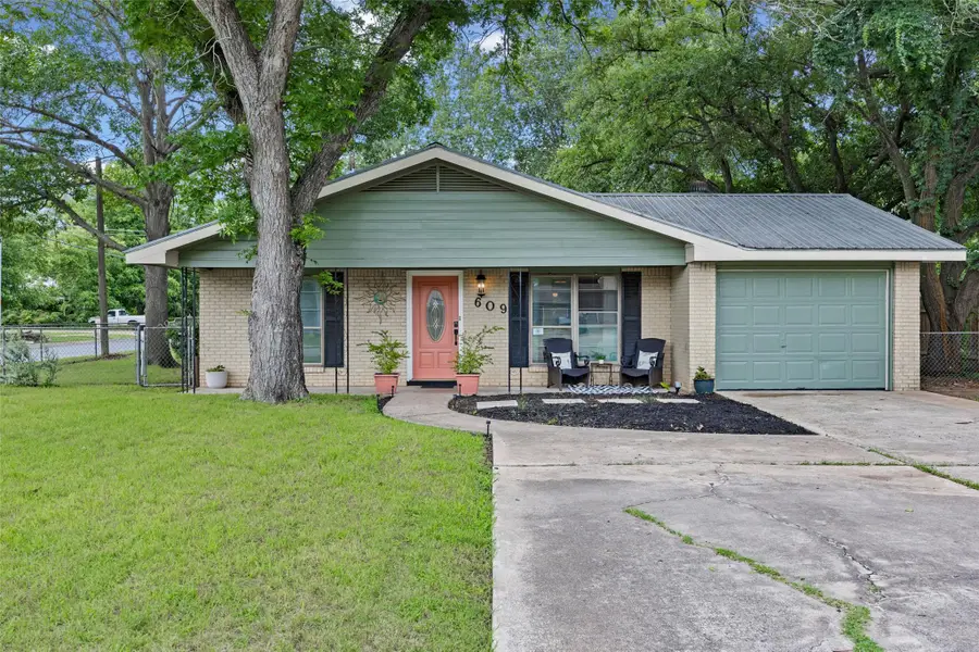 609 Laurel St, Bastrop, TX 78602 - #3