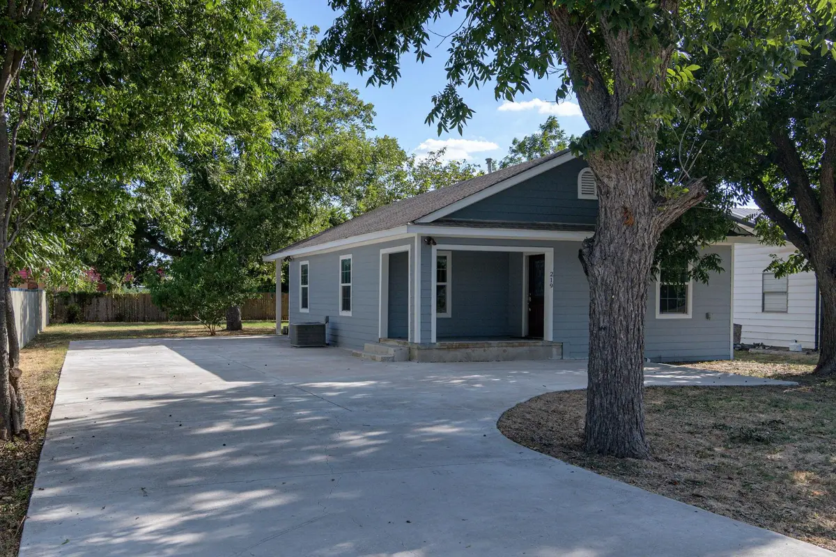 219 E Davilla St, Bartlett, TX 76511 - #1