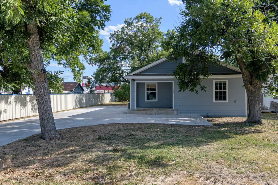 219 E Davilla St, Bartlett, TX 76511 - #2