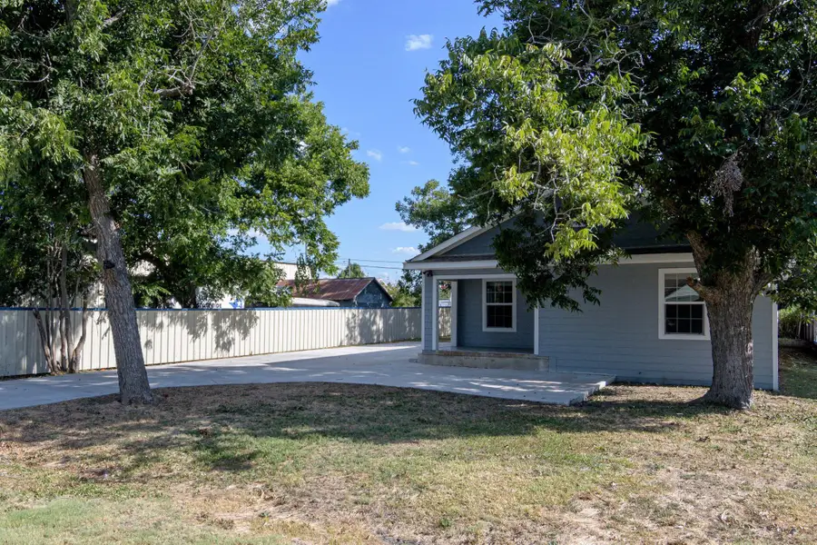219 E Davilla St, Bartlett, TX 76511 - #3