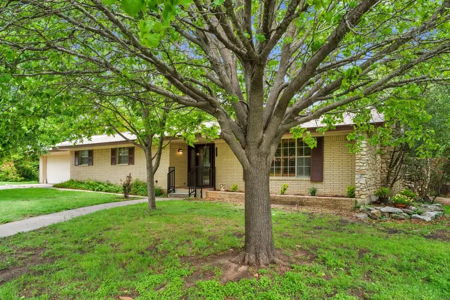 1011 N Vanderveer St, Burnet, TX 78611 - #2