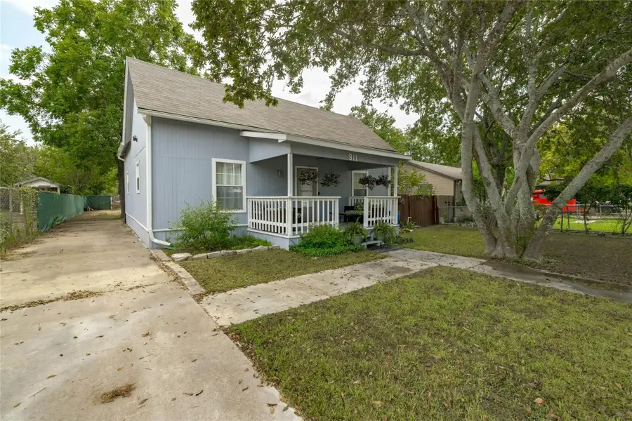 911 W 3rd St, Taylor, TX 76574 - #2