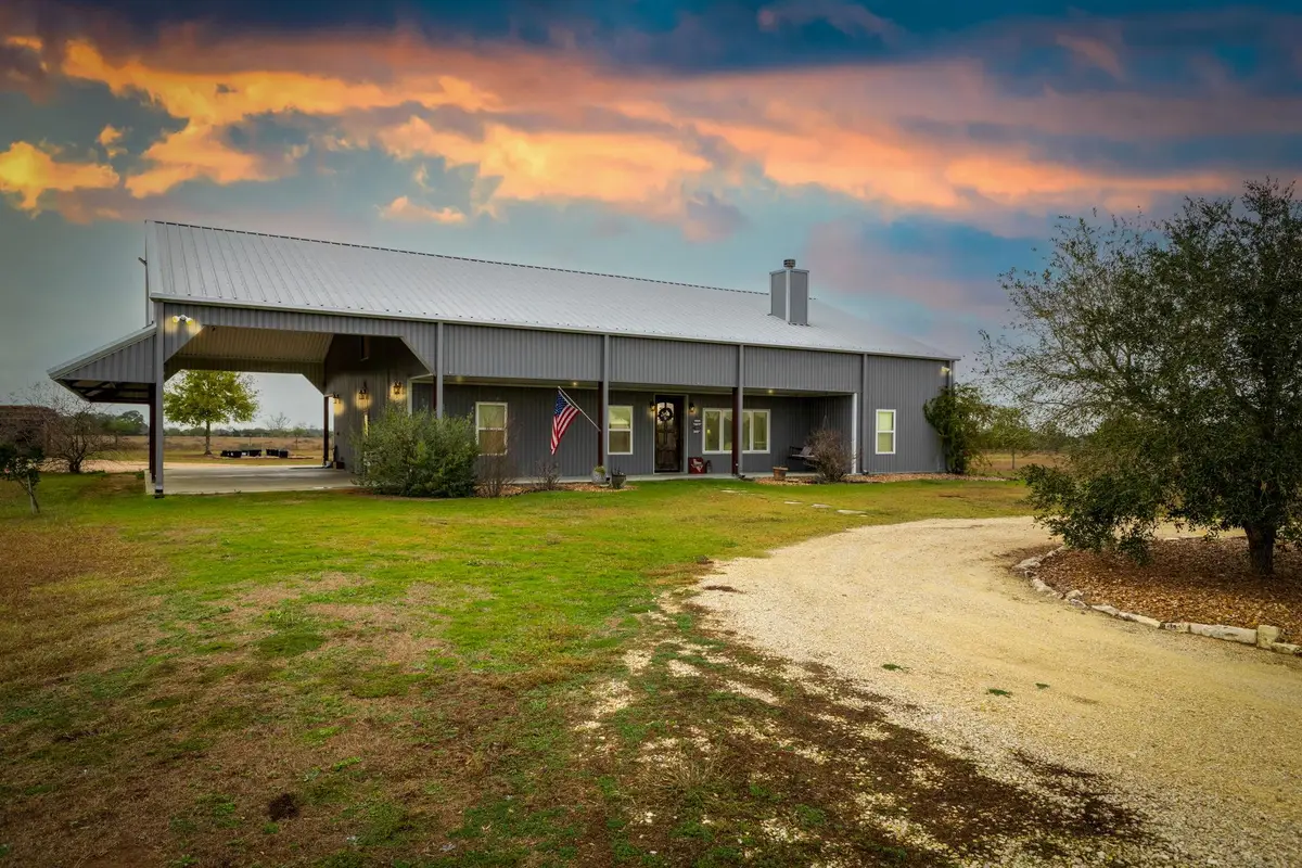 1138 Creekside Ln, Weimar, TX 78962 - Image #1