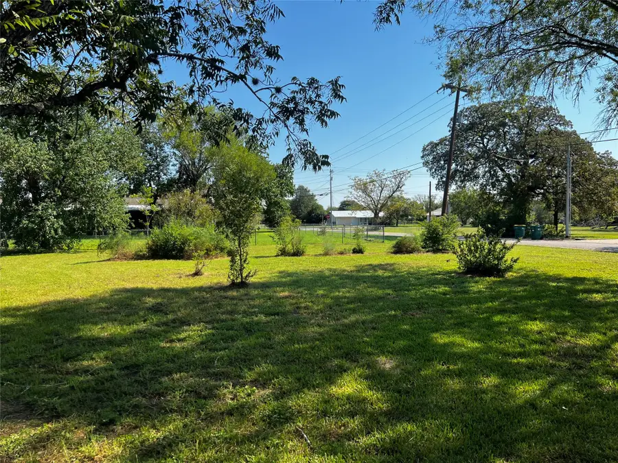 405 E Roitsch Ln, La Grange, TX 78945 - #2