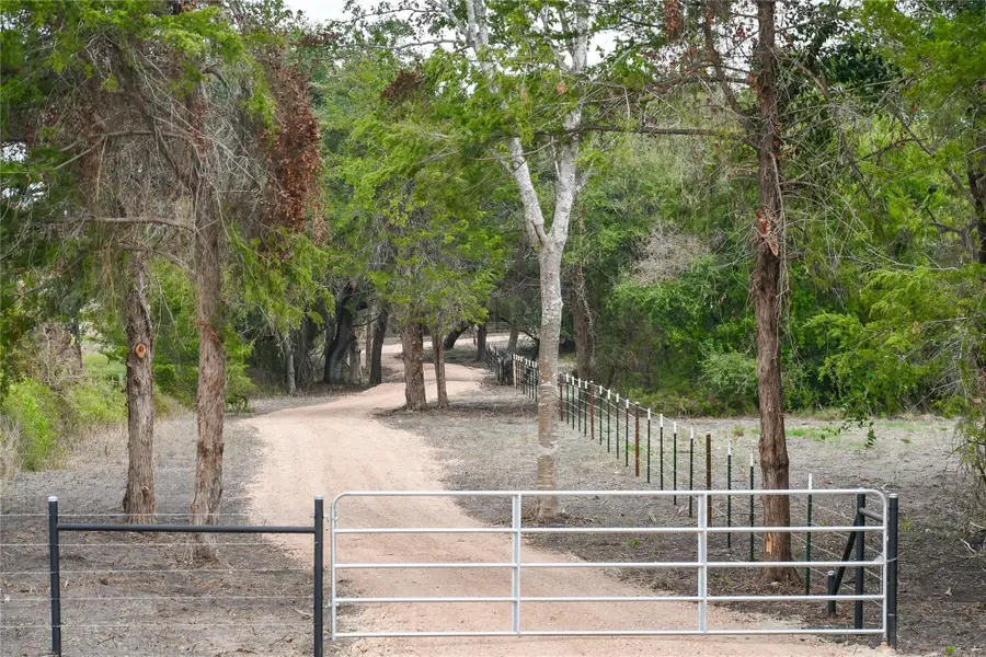 989 E Old Hallettsville Rd, Flatonia, TX 78941 - Image #2