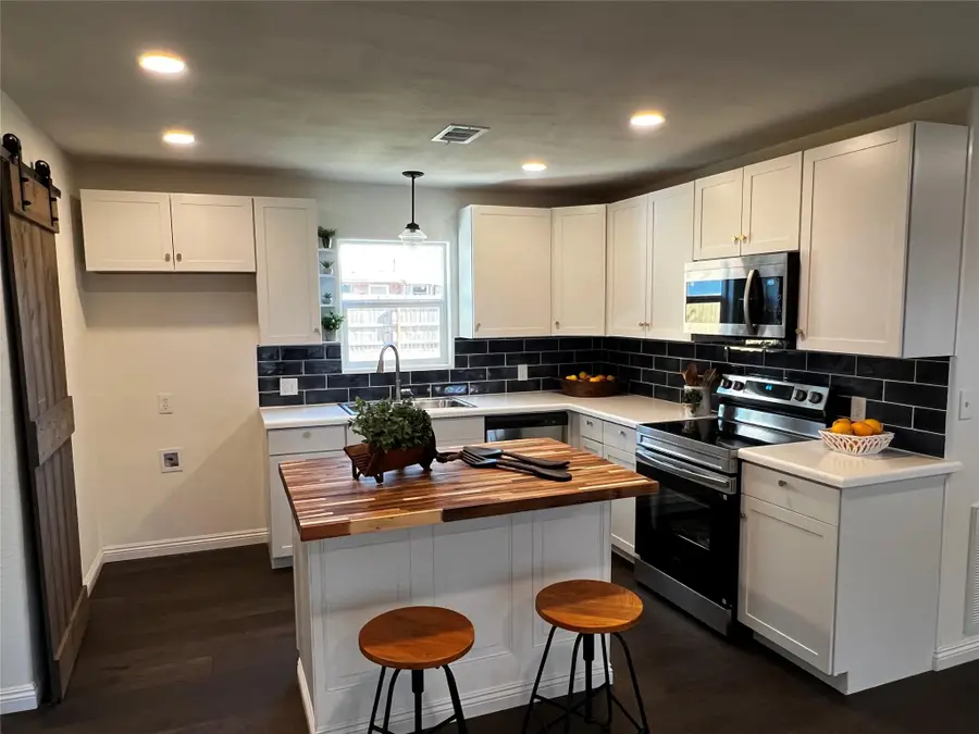 205 E Train St, Ellinger, TX 78938 - #2