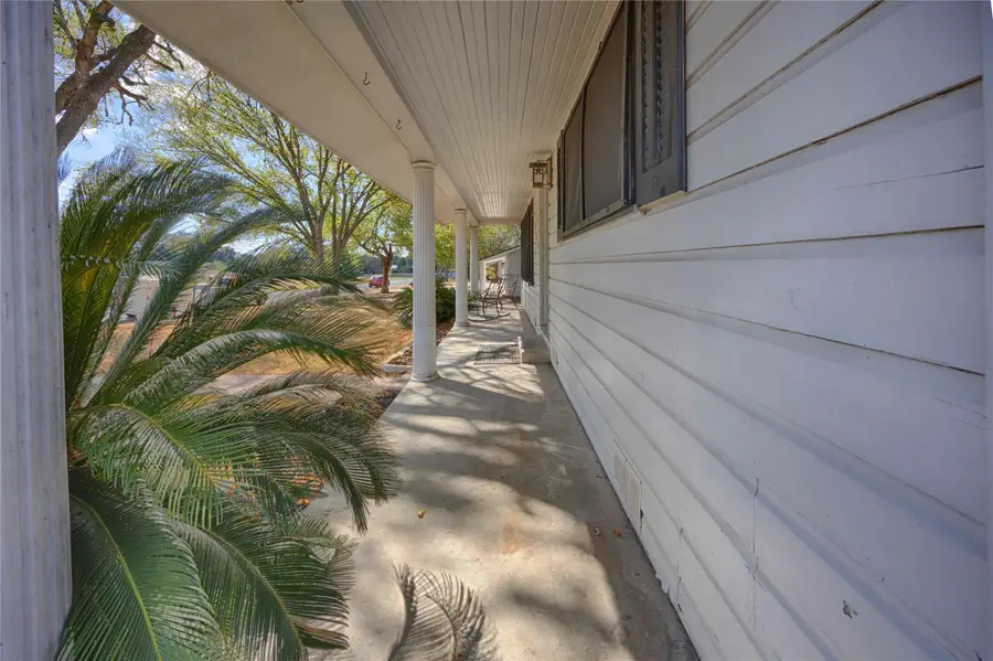 909 Eilers St, Schulenburg, TX 78956 - #2