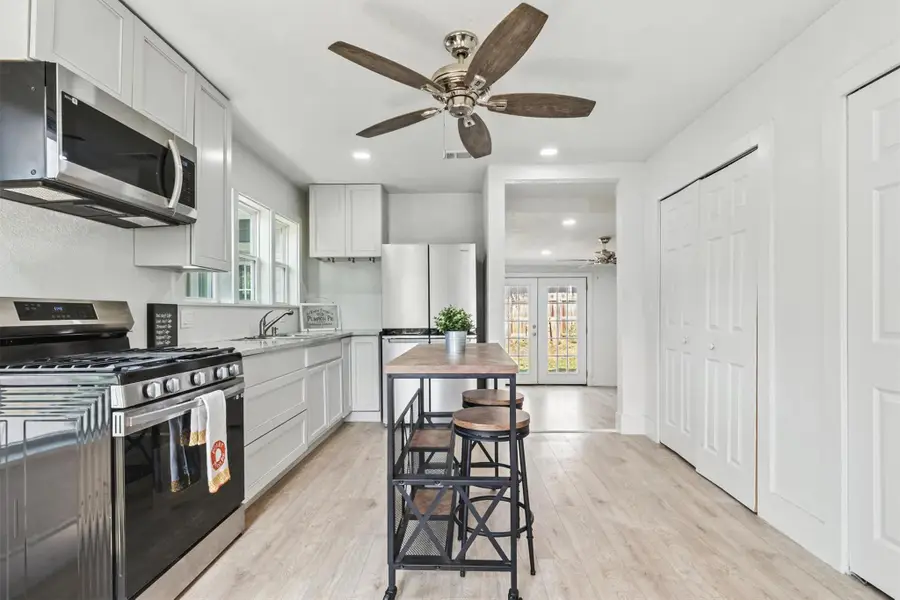 409 N Vandeveer St, Burnet, TX 78611 - Image #2