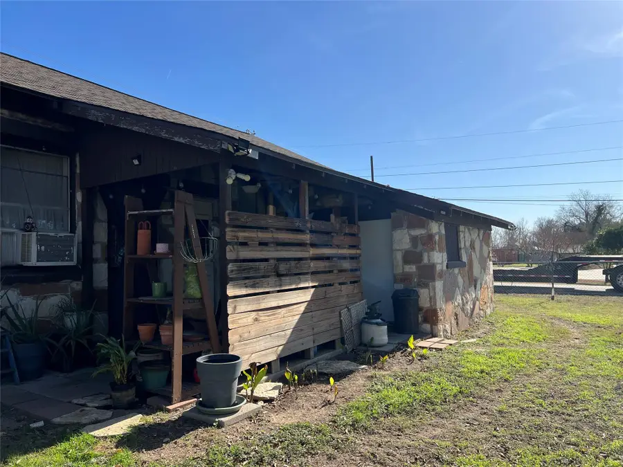 204 Brewster St, Florence, TX 76527 - #3