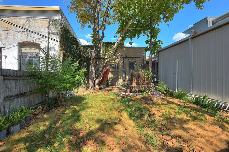 110 NE 2nd St, Smithville, TX 78957 - Image #2