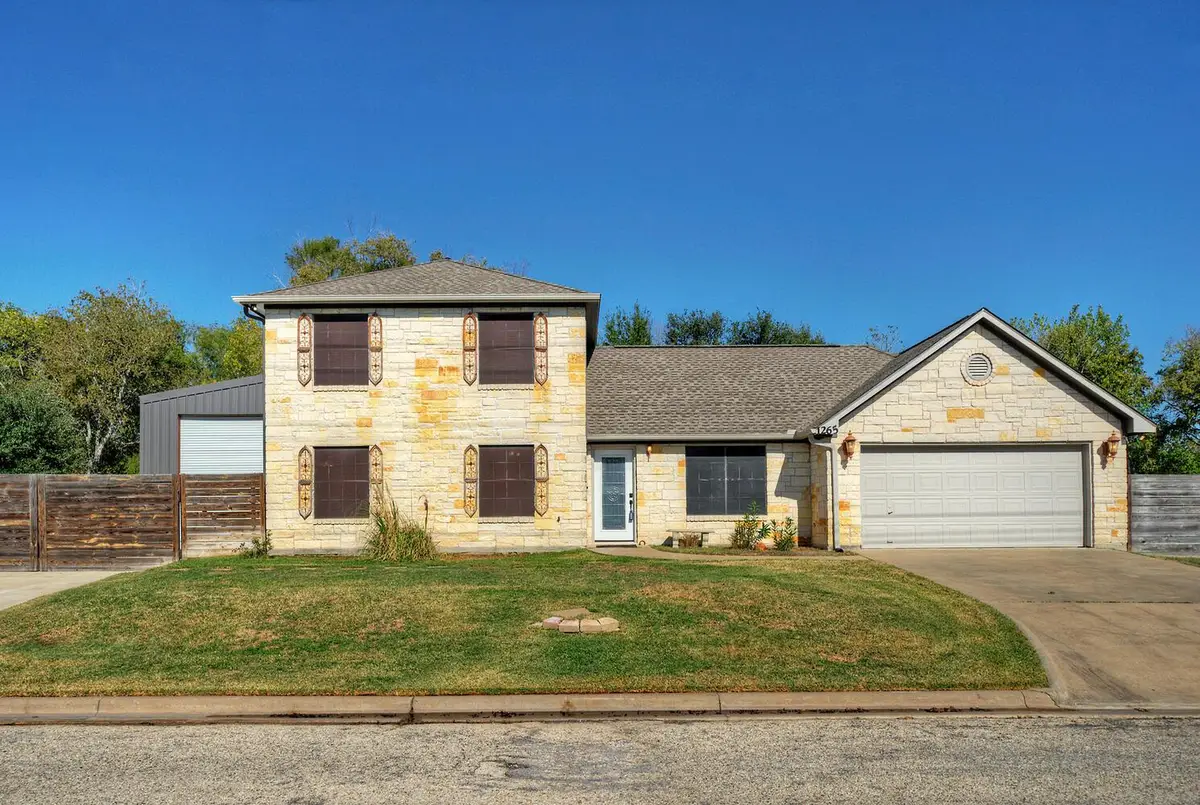 1265 E Independence St, Giddings, TX 78942 - Image #1