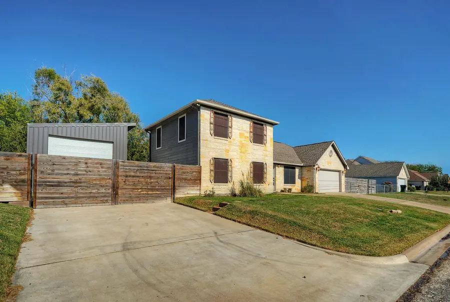 1265 E Independence St, Giddings, TX 78942 - Image #2