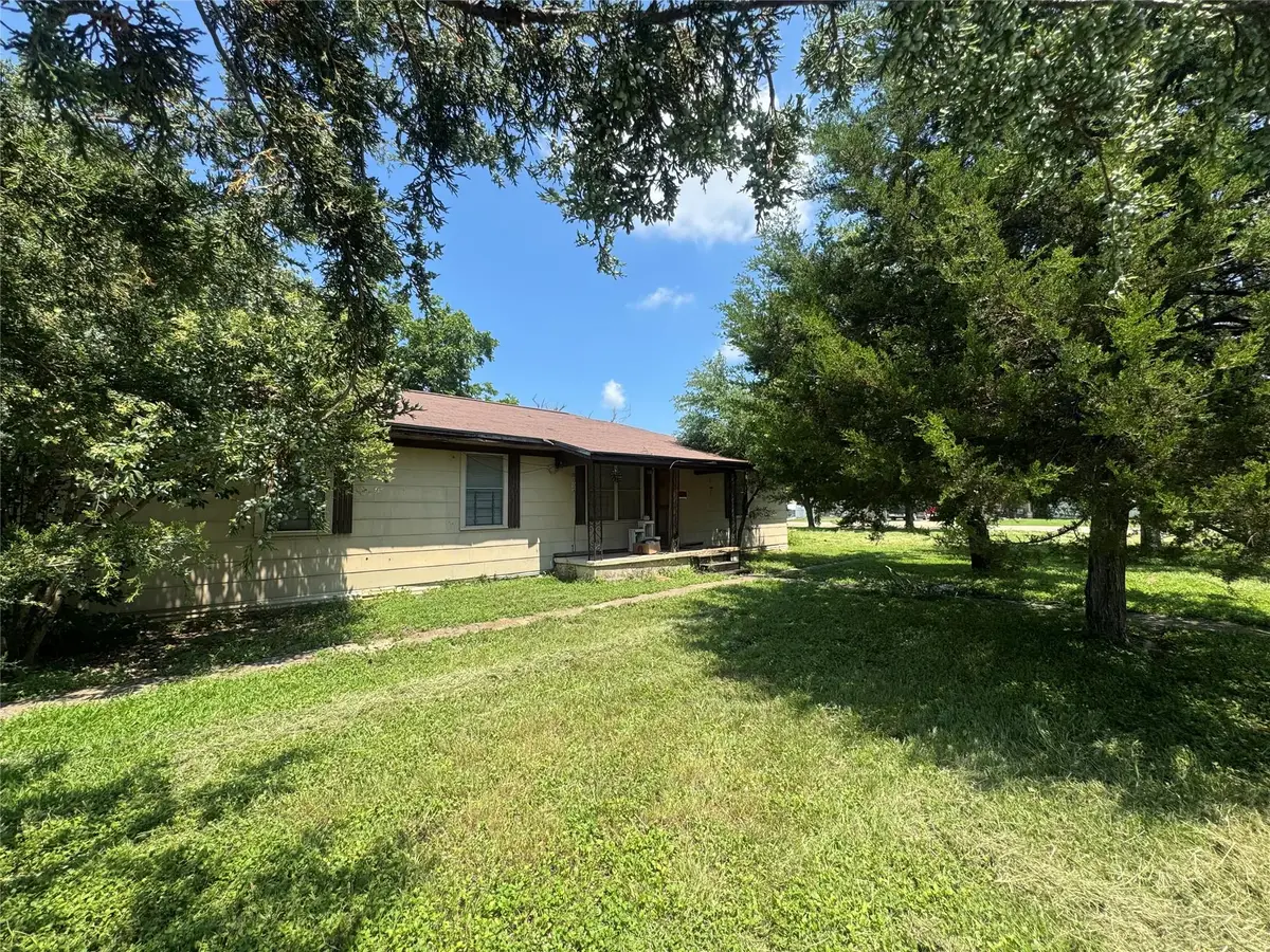 300 S Elm Ave, Cameron, TX 76520 - #1