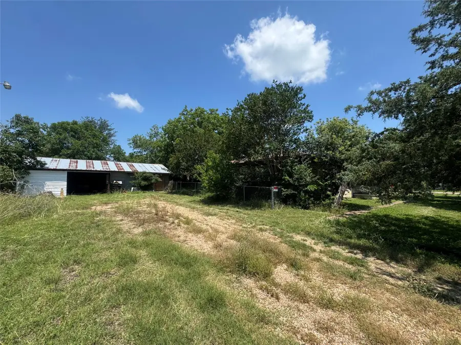 300 S Elm Ave, Cameron, TX 76520 - #2