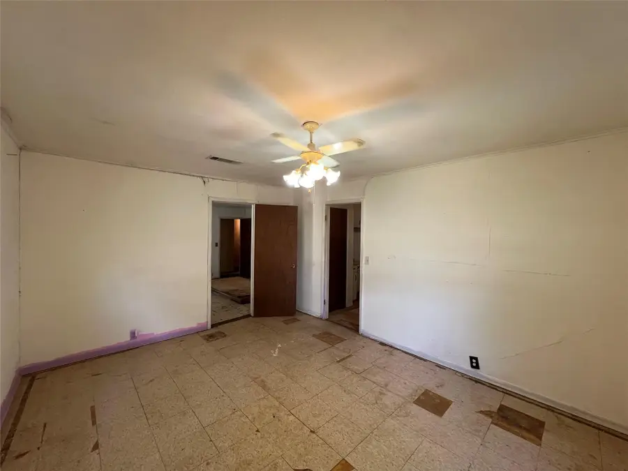 300 S Elm Ave, Cameron, TX 76520 - #3