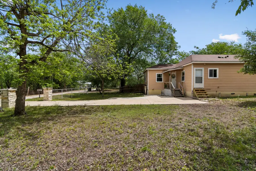 810 Lamar St, Luling, TX 78648 - #2