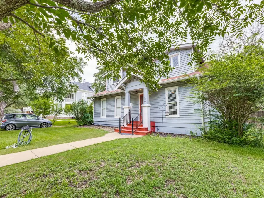 423 S Main St, Lockhart, TX 78644 - Image #2
