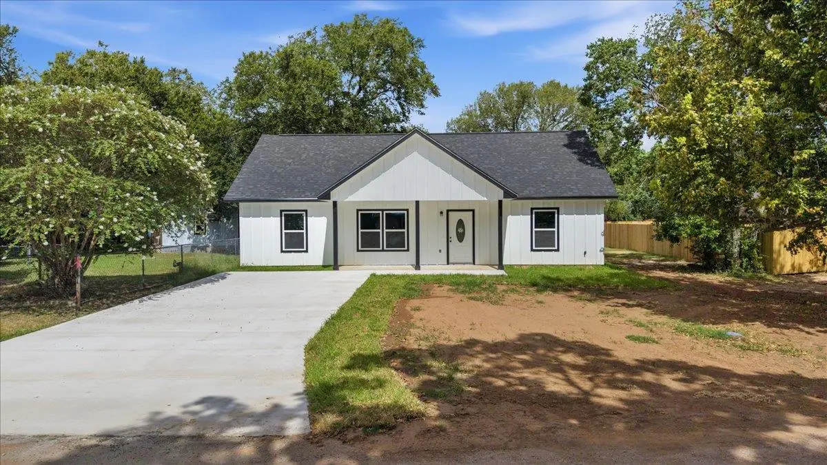 304 Lee St, Smithville, TX 78957 - #1