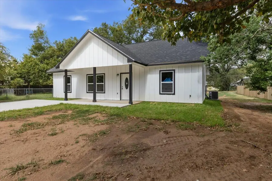 304 Lee St, Smithville, TX 78957 - #3