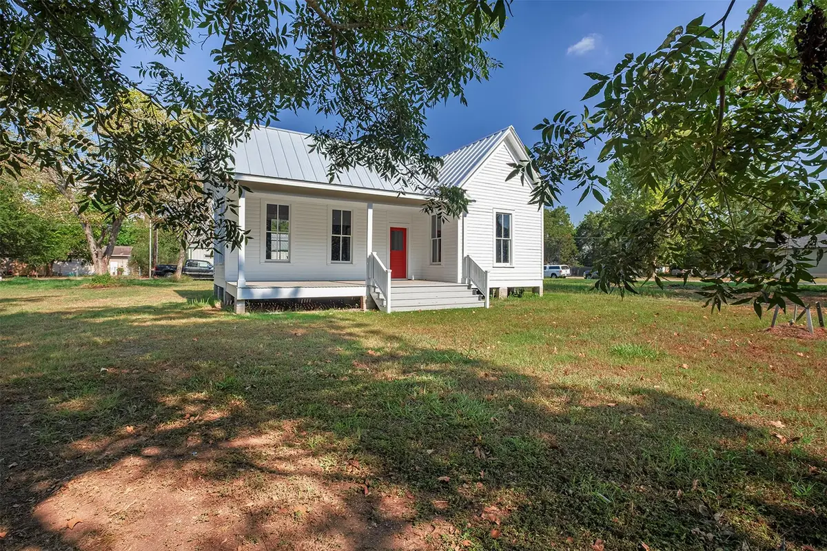 302 Washington St, Smithville, TX 78957 - Image #1