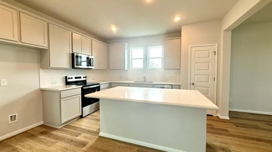 106 W Wesley Miller Ln, Taylor, TX 76574 - #3