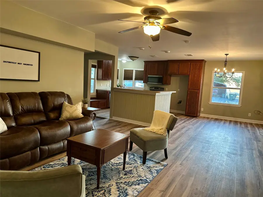 305 W Davilla St, Granger, TX 76530 - Image #3