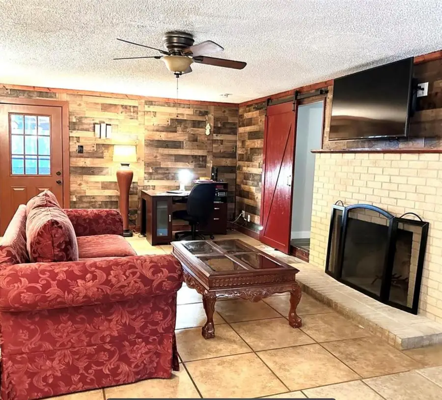 101 Byrne St, Smithville, TX 78957 - Image #2