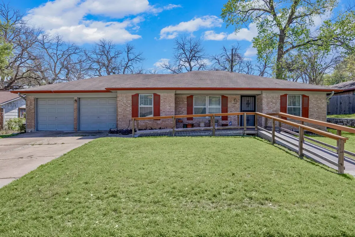 3205 Laguna Dr, Austin, TX 78741 - #1