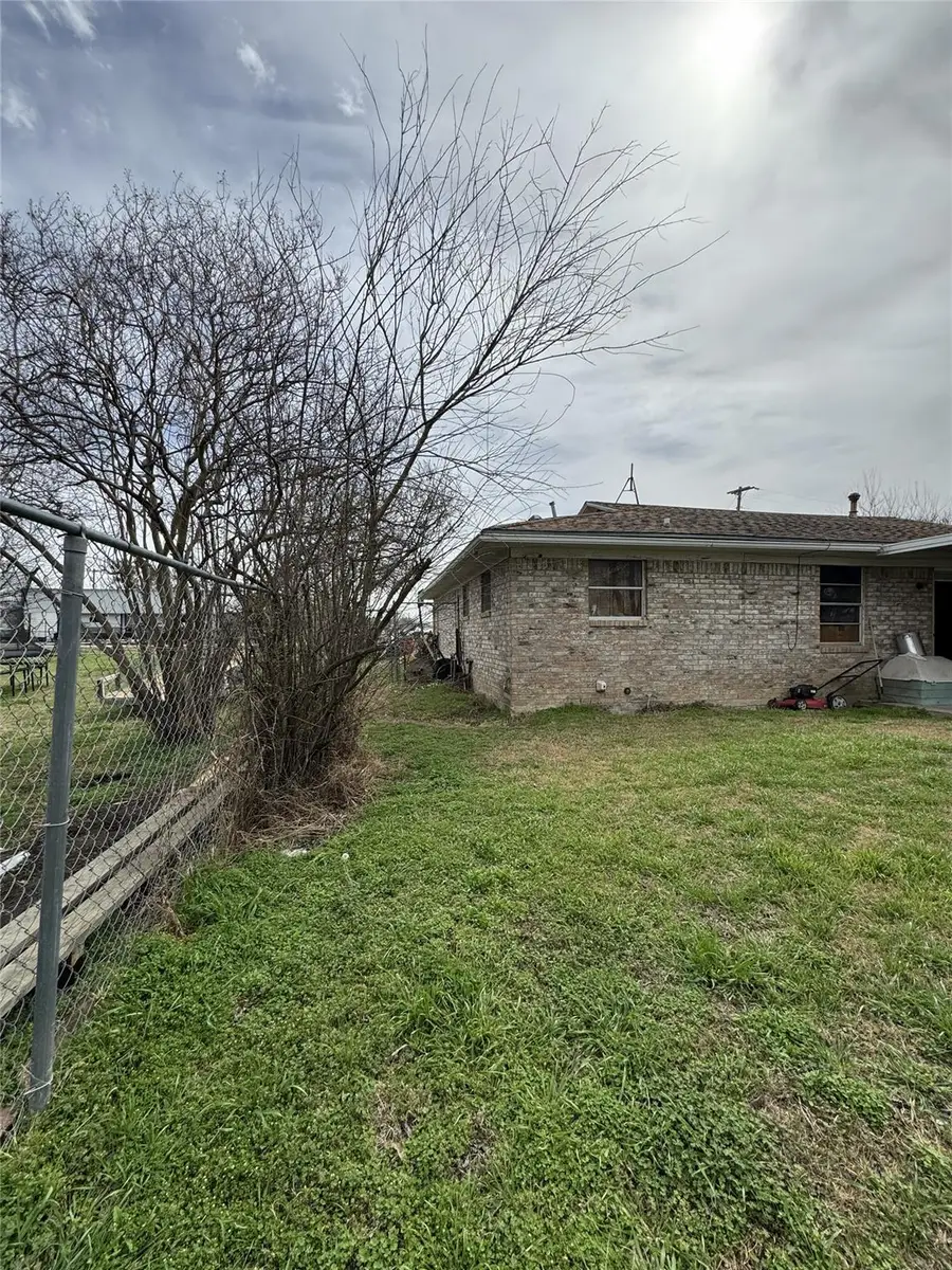 106 N 7th St E, Dawson, TX 76639 - #3