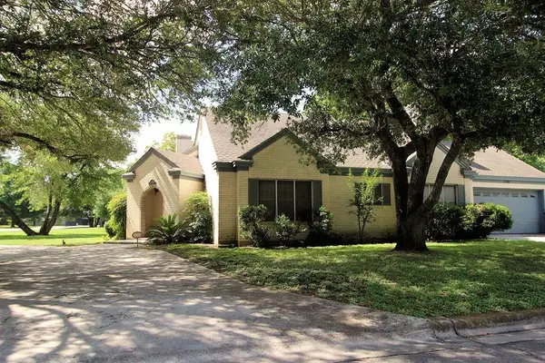 1298 Walter Ellison Dr, Lockhart, TX 78644