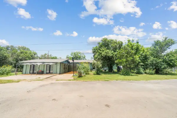 914 6th St, Blanco, TX 78606