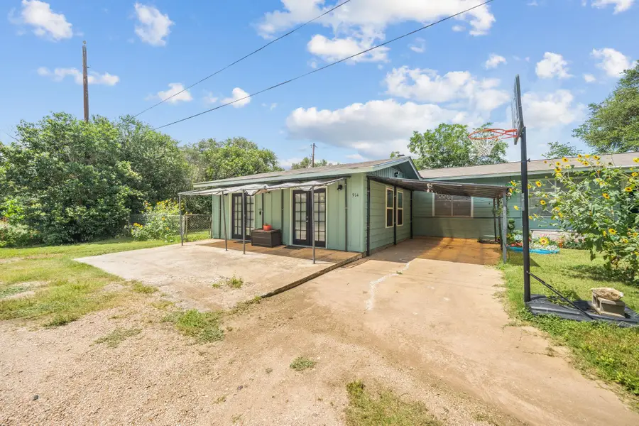 914 6th St, Blanco, TX 78606 - #2