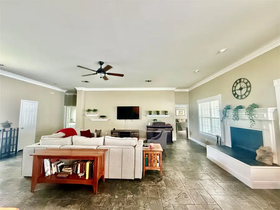 1127 Robin Rd, Elgin, TX 78621 - Image #2