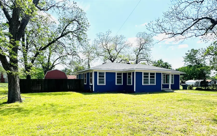 1307 W Main St, Cameron, TX 76520 - Image #2