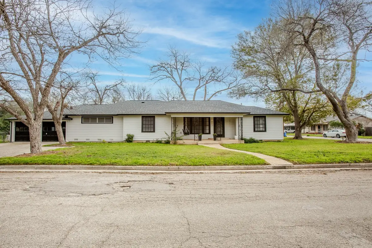803 Peach St, Seguin, TX 78155 - #1