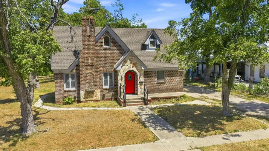 210 E Cedar St, Seguin, TX 78155 - #2